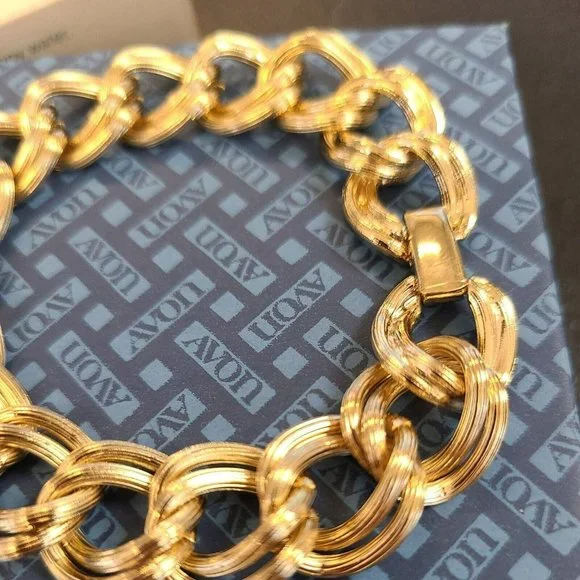 VTG 1981 Avon Textured Link Chunky Bracelet Large 7.5" Gold Tone Retro Classic - Picture 2 of 6